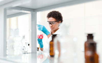 scientiest-working-in-lab_600x500